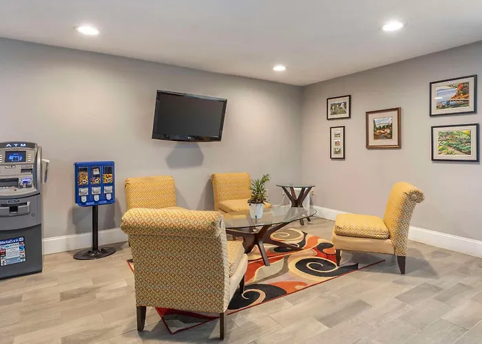 Econo Lodge Inn & Suites