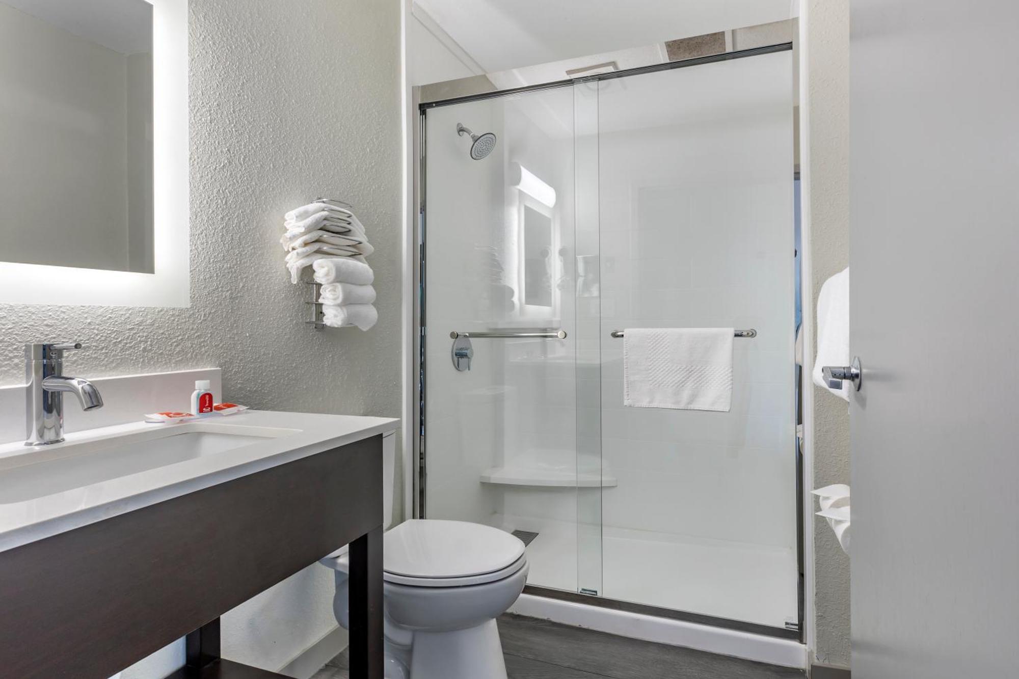 Econo Inn&suites Hotel