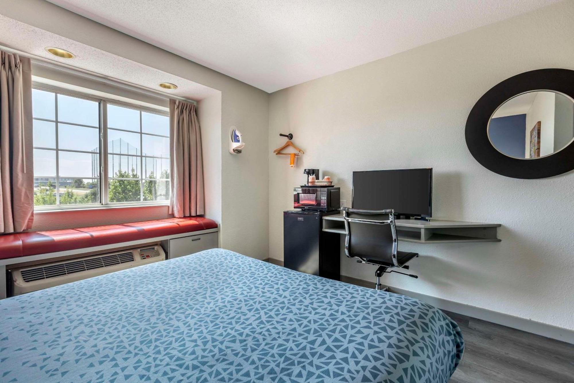 Econo Inn&suites Hotel