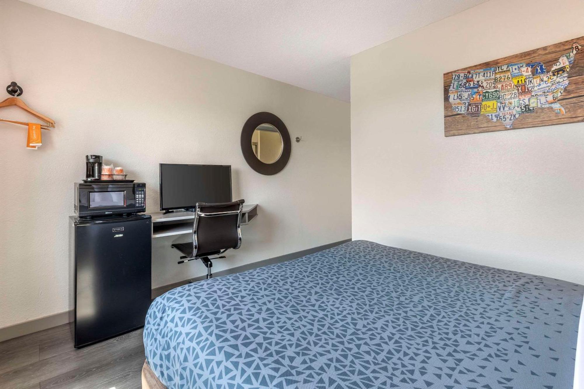 Econo Inn&suites Hotel 2*