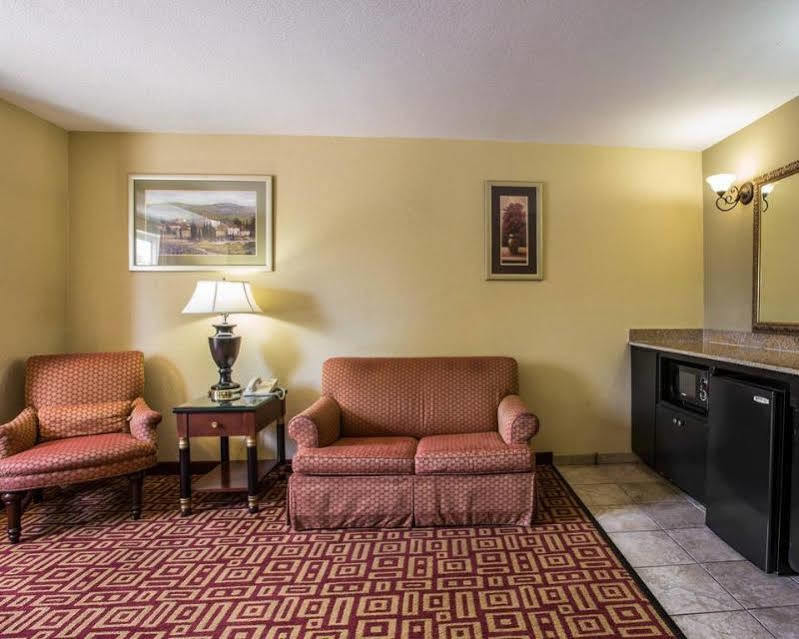 Econo Inn&suites Hotel 2*