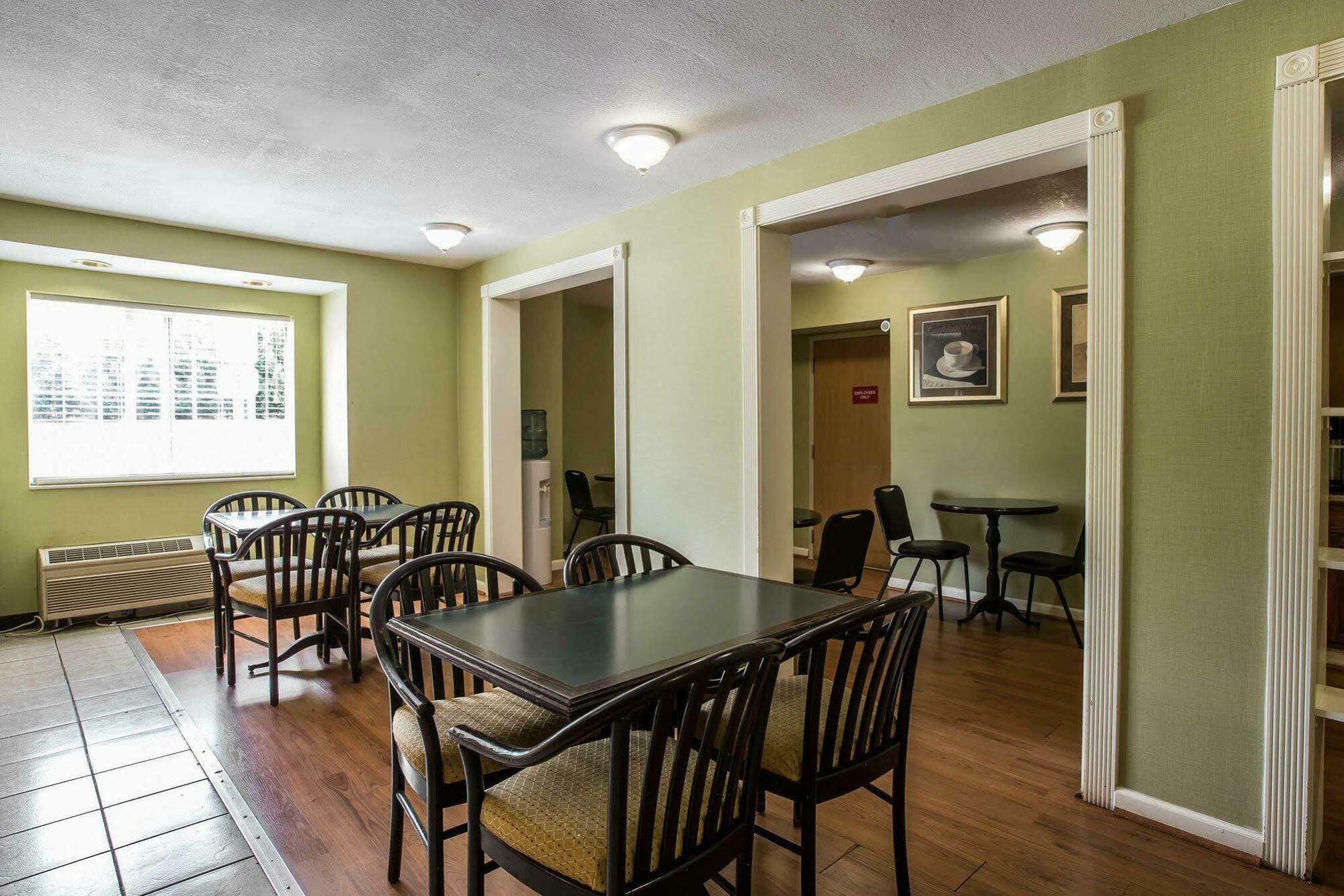 Econo Inn&suites Hotel