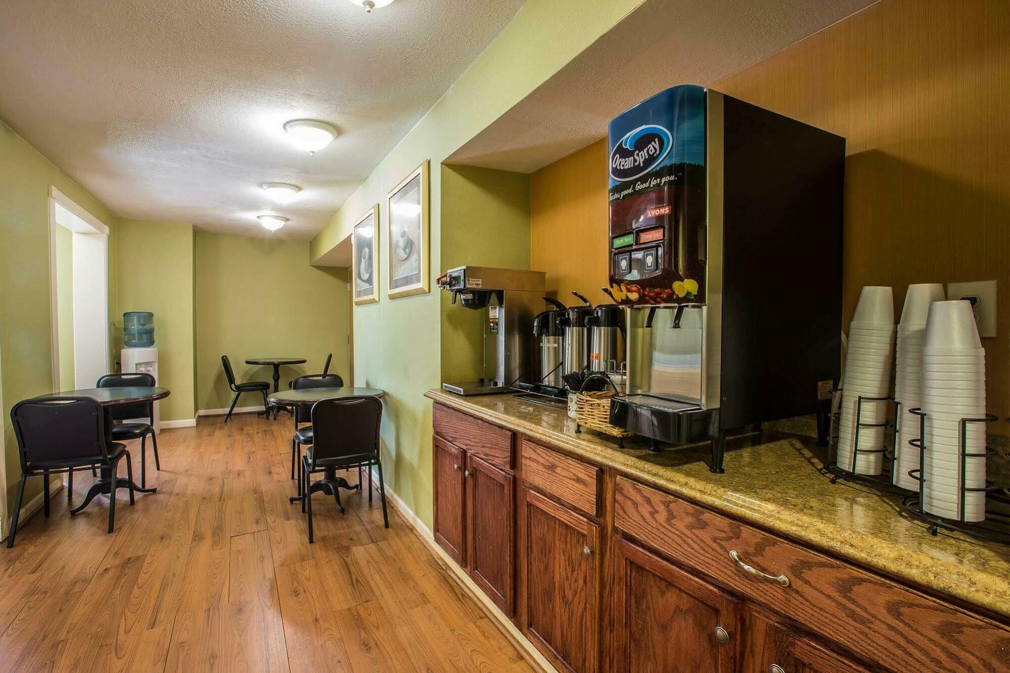 Econo Inn&suites Hotel 2*